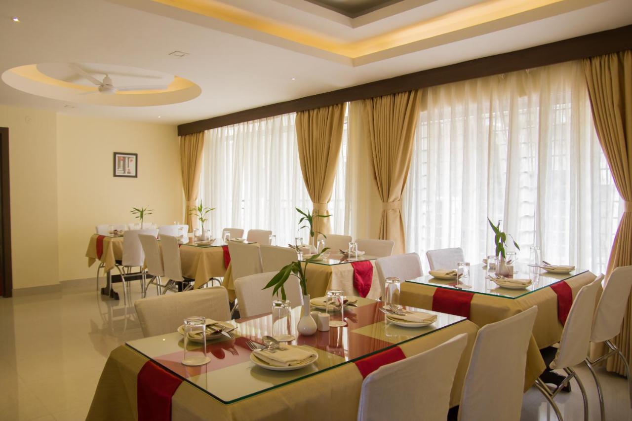 Hotel Park Riviera Гувахати Экстерьер фото